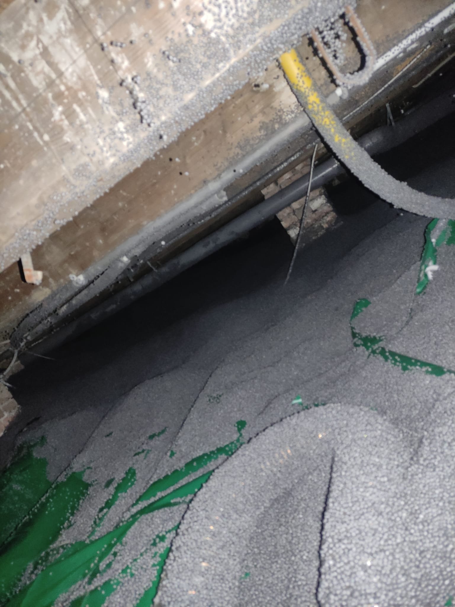 EPS-parels op groene bodemfolie tijdens de werkzaamheden