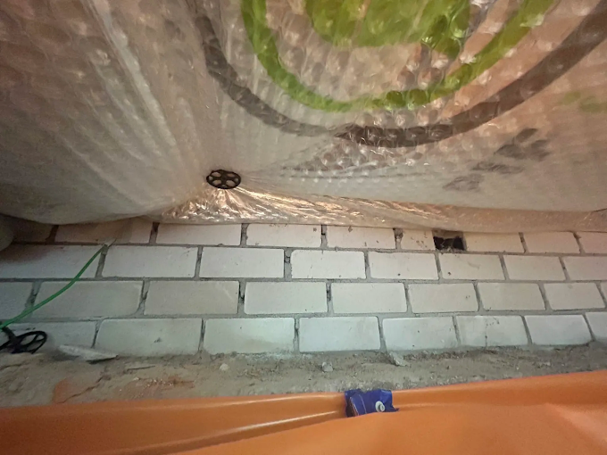 PIF onder de vloer en bodemfolie op de kruipruimtebodem